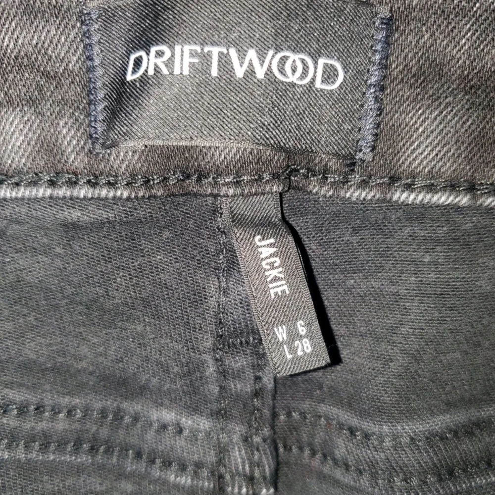 Driftwood Jackie Embroidered Jeans Womens Size 6 L28 Black Floral Rose Stretch - Picture 7 of 9